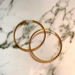 3/10! Good hoop earrings